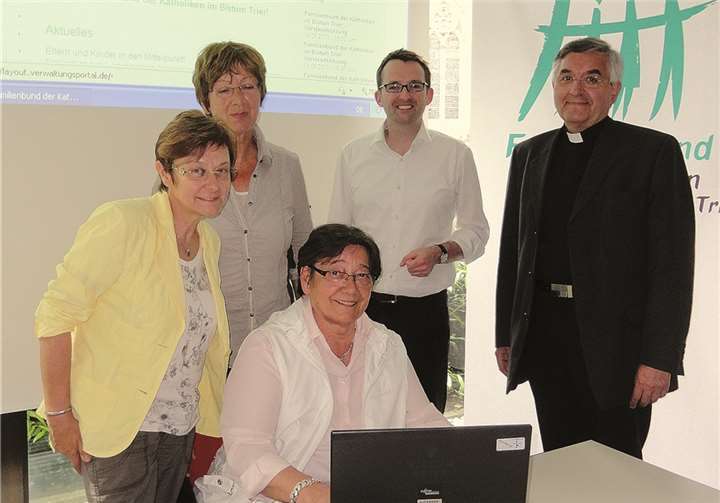 Der Vorstand des Familienbundes im Bistum bei der Vorstellung des neuen Internetauftritts mit (v.l.) Gisela Rink, Hille Weiler, Hildegard Weber, Michael Korden und Prälat Franz Josef Gebert. privat