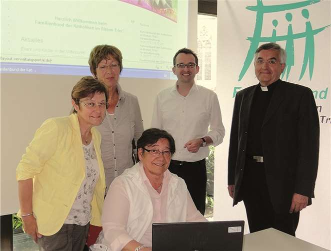 Der Vorstand des Familienbundes im Bistum bei der Vorstellung des neuen Internetauftritts mit (v.l.) Gisela Rink, Hille Weiler, Hildegard Weber, Michael Korden und Prälat Franz Josef Gebert. privat