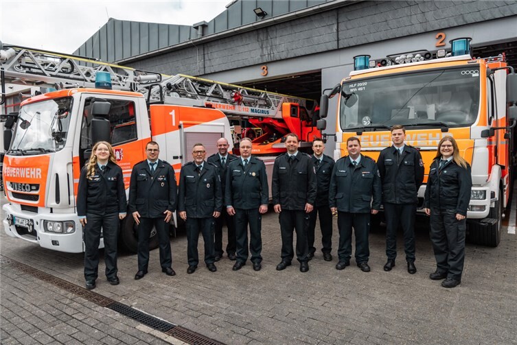 Der Vorstand des Feuerwehr-Förderverein e.V. Weißenthurm: Sarah Gerolstein (Jugendfeuerwehrwartin), Niklas Lemler (Atemschutzgerätewart), Thomas Armbrustmacher (Kassierer), Patrick Moog (Feuerwehrgerätewart), Michael Breitbach (2. Vorsitzender), Torsten Schnack (Vorsitzender), Lukas Zeyen (Beisitzer), Eric Brüning (Geschäftsführer), Tommy Gonsior (stellv. Geschäftsführer) und Lisa Fachbach (Beisitzerin).