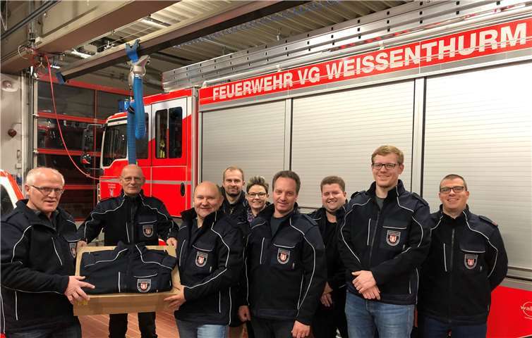 Der Vorstand des Feuerwehr-Förderverein e.V. Weißenthurm um die beiden Vorsitzenden Norbert Fachbach (3.v.l.) und Michael Breitbach (6.v.l.) konnten rund fünf Dutzend Fleecejacken mit gesticktem Wappen und Schriftzug an die Mannschaft des Löschzugs Weißenthurm übergeben.Foto: Nicolas Schrödter