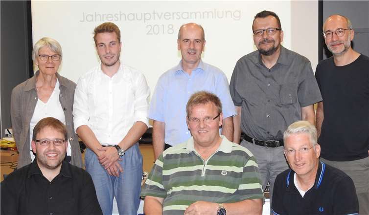 Der Vorstand des Förderereins Freunde des GiK (von links) hinten: Ute Sommer, Konstantin Prinz, Armin Schneider, Raimund Görg, Olaf Gstettner; vorne: Christoph Pöhlmann, Holger Stuch und Christoph Spitzner. Privat