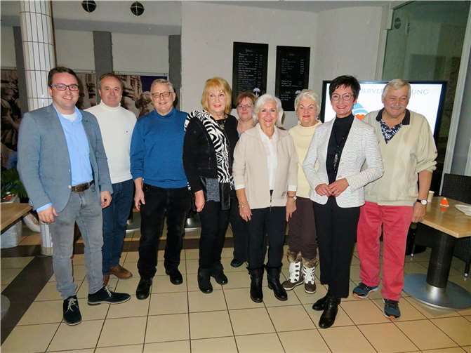 Der Vorstand des Fördervereins „Herz für die Römer-Thermen e.V.“ bei der letzten Mitgliederversammlung in diesem Jahr mit Gästen aus der Politik (von links nach rechts): Marcel Caspers, Bernd Schmitz, Harald Trinkaus, Annegret Sattler, Andrea Franke-Mertens, Christa Neukirchen, Ingeborg Bernards, Petra Schneider und Jürgen Thomas. Foto: Rolf Niemeyer