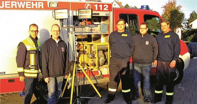 Der Vorstand des Fördervereins bei der Übergabe an die aktiven Kameraden: (v.l.n.r.) Stellvertretender Vorsitzender Mirko Diederichs, Vorsitzender Rainer Wollenweber, Wehrführer Thomas Montada, stellvertretender Wehrführer Sven Höfker und Gerätewart Tim Diewald.privat
