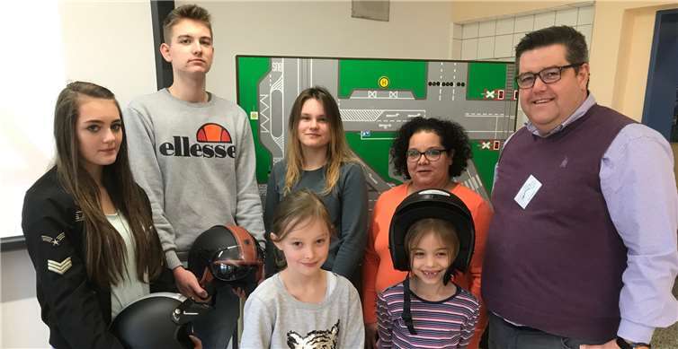 Der Vorstand des Fördervereins der Realschule plus Niederzissen übergab die fünf neuen Helme an die Schülerinnen und Schüler. privat