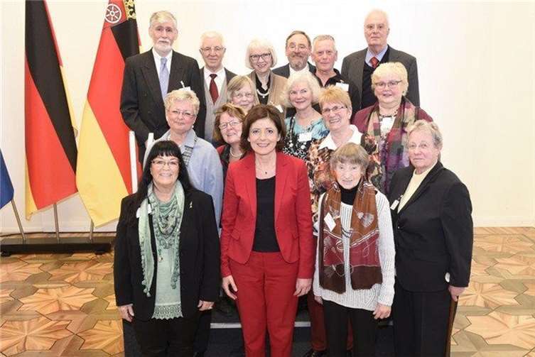 Der Vorstand des Fördervereins des Seniorenbüros „Die Brücke“ mit Malu Dreyer (vordere Reihe, 2. von links) beim Bürgerempfang der Ministerpräsidentin. Rhein-Lahn-Kreis