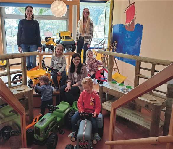 Der Vorstand des Fördervereins übergibt die neuen Fahrzeuge und Spielsachen. V.l.n.r.: Sabrina Rosenstein, Jana Grüber, Dorothee Wiedemann mit Felix, Holly, Paula und Ella.  Quelle: Förderkreis Kita Mutter Rosa e.V.