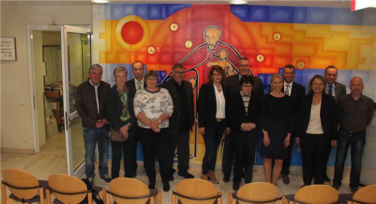 Der Vorstand des Fördervereins und die Klinikleitung versammelten sichmit den Gästen unter dem Bild des hl. Josef im Eingangsbereich der Brohltal-Klinik.Fotos: WER