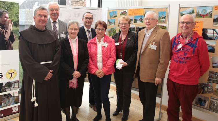 Der Vorstand des Fördervereins zusammen mit Pater Frano Dushaj (links) und Schwester Gerlinde-Maria Gard vom Generalrat der Waldbreitbacher Franziskanerinnen (3. v. l.).Heribert Frieling