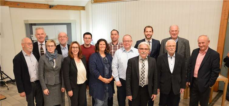 Der Vorstand des Freundeskreis Römerkanal e.V.: v.l. Prof. Dr. Gerd Wiendieck, Miriam Mutz (ehemalige Schatzmeisterin), Silke Josten Schneider, Janine Kokott, Friedhelm Becker, Lorenz Euskirchen, Peter Lahl, Bernd Beißel.Hinten von links nach rechts: Bürgermeister Stefan Raetz, Prof. Dr. Klaus Grewe, Haiko Dietrich, Reinhard Schweinheim, Sebastian Greven, Rolf Greiff. Nicht auf dem Bild: Horst Dieter Maurer.Foto: Heinrich Pützler