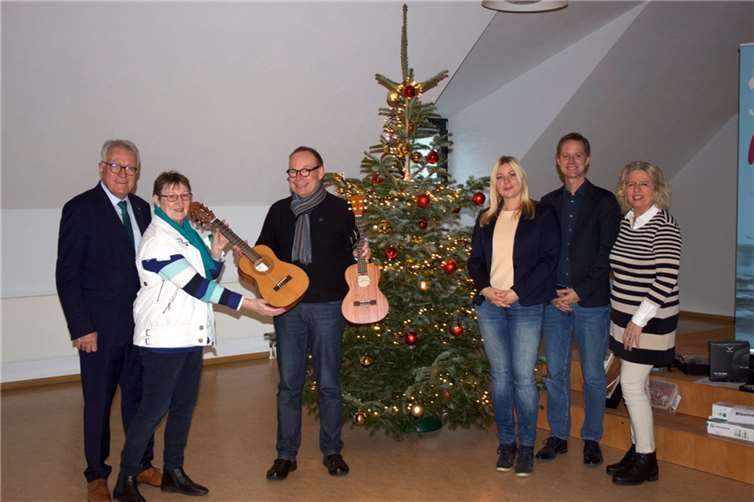 Der Vorstand des Freundeskreises der Musikschule der Stadt Koblenz e.V. überreichte der Fachbereichsleitung der städtischen Musikschule Musikinstrumente und Musikzubehör als Sachspende. Quelle: Freundeskreises der Musikschule der Stadt Koblenz e.V.