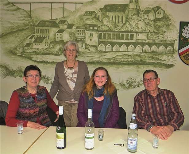 Der Vorstand des Freundschaftskreises Dieblich-Marzy freute sich, bei seinem jüngsten Stammtisch Weinkönigin Eve zu begrüßen. privat