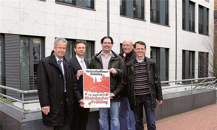 Der Vorstand des Gewerbevereins Rheinbach lädt zum ersten verkaufsoffenen Sonntag ein und hofft auf frühlingshafte Temperaturen beim Einkaufs-Bummel durch Rheinbachs Innenstadt (v.li.: Schatzmeister Bernd Weber, Schriftführer Thomas Arentz, Vorsitzender Oliver Wolf, Beisitzer Günter Frank und 2. Vorsitzender Gerhard Brandt). WP