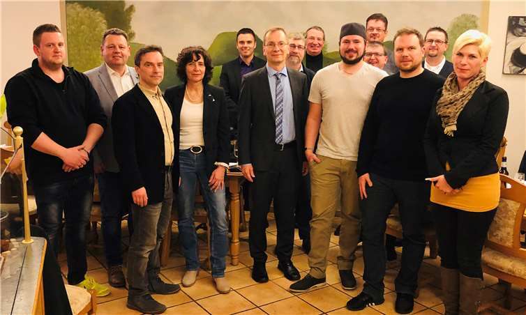 Der Vorstand des Gewerbevereins mit Neumitgliedern, Bürgermeister Andreas Geron (Mitte vorne) und Christian Weidenbach, Fachbereichsleiter Personal und Organisation (Mitte hinten). Fotos: ROB