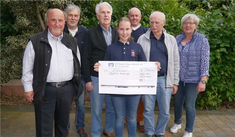 Der Vorstand des Golfclub Cochem/Mosel sowie Anna Laux, Jugendgolferin im GC, mit dem Spendenscheck. Pressestelle Golfclub Cochem