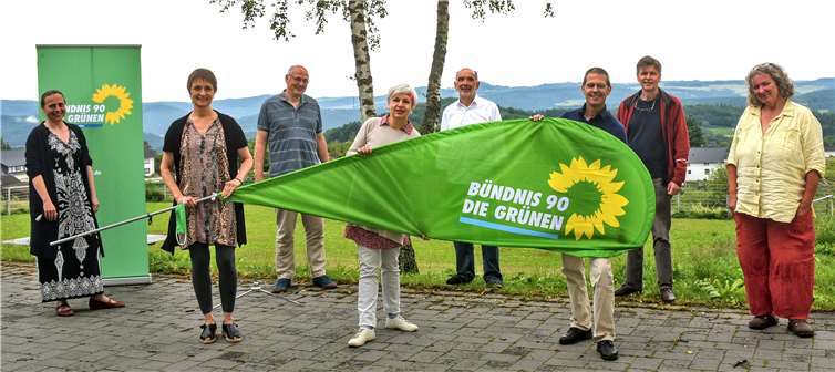 Der Vorstand des Grünen-Ortsverbands in der VG Adenau nach der Gründung (v.li.) mit Gästen: Stefani Jürries (Sprecherin KV Ahrweiler), Annette Mannschott (Sprecherin), Martin Schmitt (GRÜNEN-Direktkandidat WK 198), Claudia Schmitz (Geschäftsführerin), Heinz Bossert (Beisitzer), Robert Nikolayczik (Sprecher), Florian Trummer (Beisitzer), Doris Schmitten (Beisitzerin).Foto: Bündnis 90/Die Grünen KV Ahrweiler/Jutta Dietz