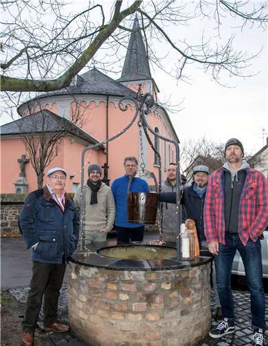 Der Vorstand des Heimat- und Verschönerungsvereins Morenhoven ist stolz auf den Wiederaufbau des alten Dorfbrunnens gegenüber der Pfarrkirche Sankt Martin.