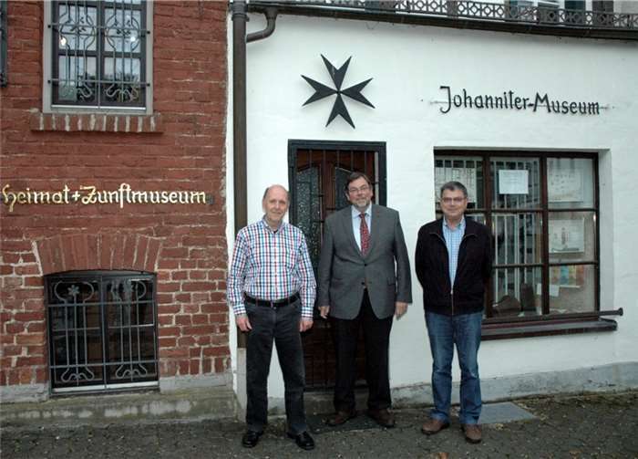 Der Vorstand des Heimatverein Adenau vor den Museen, die jetzt auch virtuell zu besichtigen sind.privat