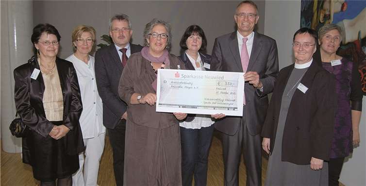 Der Vorstand des Hospizvereins mit ihrer Vorsitzende Susan Sprague-Wessel nahm die Spende von Landrat Kaul dankend entgegen.privat