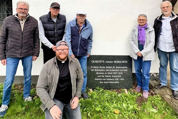 Der Vorstand des Kirchbauvereins Niederbieber mit der neuen Gedenktafel, die am Eingang der Evangelischen Kirche auf ihre Bedeutung als Grabstätte zweier Erzbischöfe hinweist.