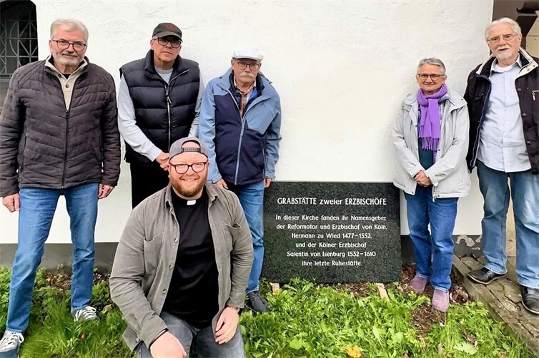 Der Vorstand des Kirchbauvereins Niederbieber mit der neuen Gedenktafel, die am Eingang der Evangelischen Kirche auf ihre Bedeutung als Grabstätte zweier Erzbischöfe hinweist.