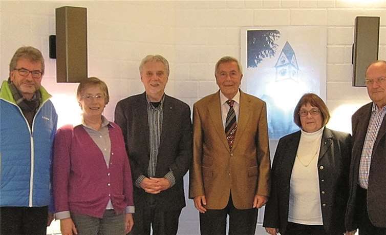 Der Vorstand des Kirchbauvereins Niederbieber nach seiner Wiederwahl (v.l.): Hans-Werner Jäckle, Pfarrerin Marion Obitz (beide vertreten das Presbyterium), Erhard Jung (stellvertretender Vorsitzender), Roland de Fallois (Vorsitzender) Erika Wortig (Schriftführerin) und Willi Wortig (Schatzmeister). privat