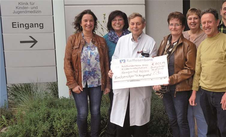 Der Vorstand des Kirchenchor übergaben Barbara Gräff-Meurer einen symbolischen Spenden-Scheck. privat