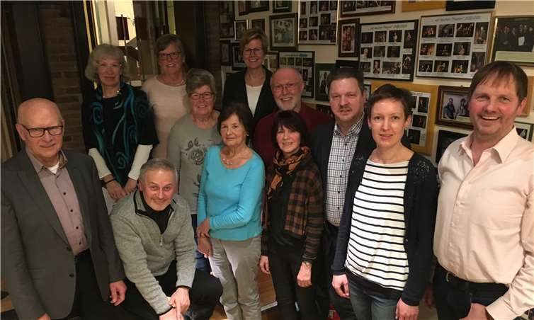 Der Vorstand des Kirchenchors „Cäcilia“ 1777 Waldbreitbach im Jahr 1 nach dem Jubiläumserfolg (von links): Robert, Schmidt, Peter Uhl, Regina Hornberger, Maria Schmidt, Liesel Buhr, Sigrid Reuschenbach, Andrea Ehlen, Willi Schmitz, Beate Hohn, Gerhard Rams, Hanna Schmitz, Michael Rams. Es fehlt: Präses Marco Hartmann.Thomas Herschbach