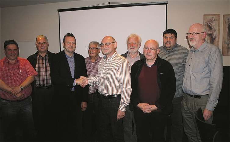 Der Vorstand des Kreisimkerverbands Cochem-Zell mit ihrem Vorsitzenden Franz-Josef Schneider, Ulmen, und dem Bienen-Wissenschaftler, Dr. Klaus Wallner (Bildmitte).privat