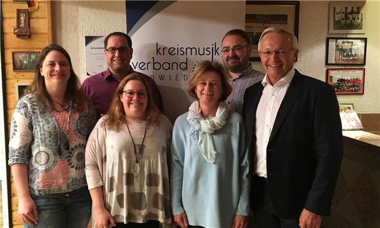 Der Vorstand des Kreismusikverbandes Neuwied wurde im Rahmen der Jahreshauptversammlung mit einer neuen Jugendleiterin komplettiert: (v.l.) Geschäftsführerin Melanie Gödtner, stellvertretender Vorsitzender Andreas Dasbach, Finanzleiterin Sabrina Müller, Jugendleiterin Ilona Müller, Kreismusikleiter Andreas Weller und Kreisvorsitzender Achim Hallerbach. Foto: privat