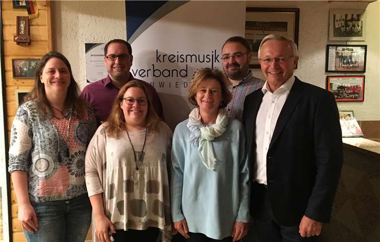 Der Vorstand des Kreismusikverbandes Neuwied wurde im Rahmen der Jahreshauptversammlung mit einer neuen Jugendleiterin komplettiert (v.li.n.re.): Geschäftsführerin Melanie Gödtner, stellvertretender Vorsitzender Andreas Dasbach, Finanzleiterin Sabrina Müller, Jugendleiterin Ilona Müller, Kreismusikleiter Andreas Weller und Kreisvorsitzender Achim Hallerbach. privat