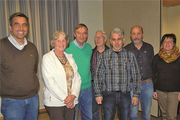 Der Vorstand des Kulturvereins „Aalschokker Katharina“ begrüßte das Weltumsegler-Ehepaar zum Vortragsabend (v.l.) Rolf Haupt, Karin Clemens, Walter Clemens, Erich Melcher, Franz-Josef Döpgen, Helmut und Sabine Rosenbaum. FA