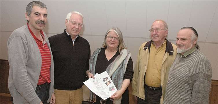 Der Vorstand des Kulturvereins Mittelahr Stefan Reitler (v. l.), Kassenwart Peter Zetzsche, Vorsitzende Angelika Furth, stellvertretender Vorsitzender Hermann Heiser und Schriftführer Rudolf May blickt optimistisch in die Zukunft. privat