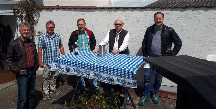 Der Vorstand des MGV Bölinger Liederkranz 1868 e.V. überbrachten Werner Wolf die Glückwünsche der Sänger zu seinem 70. Geburtstag.Quelle: MGV Bölinger Liederkranz 1868 e.V.v