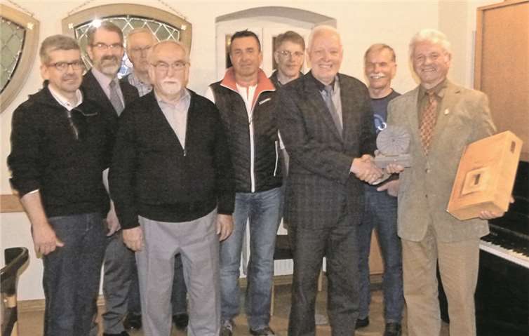 Der Vorstand des MGV Thür (v. l.): Lothar Scheid (Chorleiter), Rolf Müller (2. Vorsitzender), Lothar Wagner (Kassierer), Paul Blum (Beisitzer), Theo Loscheider (Geschäftsführer), Peter Wilkes (Beisitzer), Friedrich Hermes (1. Vorsitzender), Kurt Wiemann (Kassierer) und Helmut Engel (bisherig. 2. Vorsitzender).