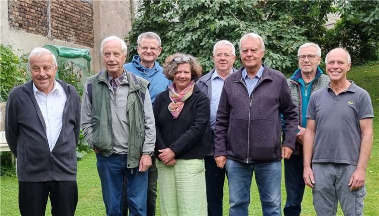 Der Vorstand des MGV: v.l. Helmut Schuld, Helmut Lembeck, Rudi Ebeling, Chorleiterin Andrea Ernst, Heinz-Peter Bell, Erwin Ritterrath, Jürgen Münch und Andreas Stenzhorn.Foto: privat