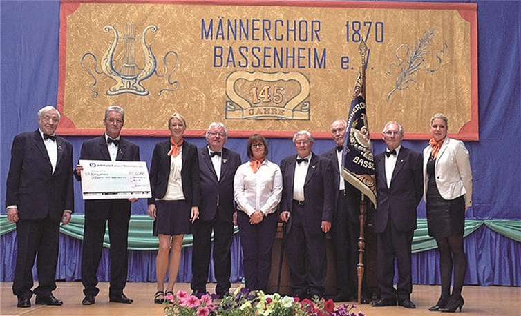 Der Vorstand des Männerchor 1870 Bassenheim freute sich sehr über die Spende der Volksbank Koblenz Mittelrhein aus den Händen von Christiane Jung (3.v.l.), Christiane Reifferscheid (Mitte) und Sarah Beator (r.).VoBa