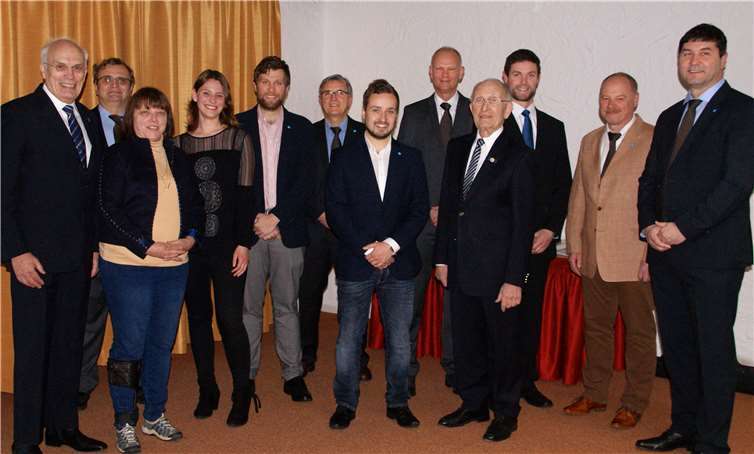 Der Vorstand des Mittelrheinischen Bezirksvereins im VDI e.V. bei seiner Mitgliederversammlung: v.li. Dr.-Ing. Meinolf Gerstkamp, Dipl.-Ing. (FH) Hans Neffgen, Karin Peiter TIBW, Adriana Schumacher (Sekretärin der Geschäftsstelle), Bastian Schüller M.Eng., Dipl.-Ing. (FH) Jörg Hillen, Torsten Buchstäber M.Eng., Dipl.-Ing. (TU) Martin Füllsack, Prof. Dr.-Ing. Wolfgang Slowak, Matthias Jung B.Eng., Dipl.-Ing. Werner Schumacher, Dr. Thomas Kinsky.Es fehlen auf dem Foto: Dipl.-Ing. (TU) Siegmar Huntke, Dipl.-Ing. (FH) Timo Raffauf, Dipl.-Ing. (FH) SFI Carsten Wedereit, Thomas Dreier B.Eng.Quelle: VDI