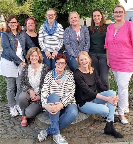 Der Vorstand des Möhnenverein 1938 Gladbach e:V. stehend v.l.n.r.: Sabine Schreier, Meike Flohr, Heike Fergen, Sarah Ohligschläger, Jenny Hallerbach & Denise Freisberg, kniend Eva Flöck, Iris Hoffmann & Senta Warnat, es fehlt Selina Hillen. privat