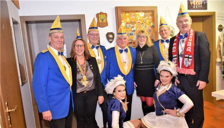 Der Vorstand des NCR Blau-Gold Rheinbach mit der stellvertretenden Landrätin Silke Josten-Schneider und Bürgermeister Stefan Raetz.EICH