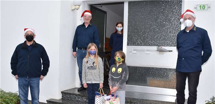 Der Vorstand des NCR Blau-Gold beschert den Kindern seines Vereins eine Nikolaustüte. Foto: EICH