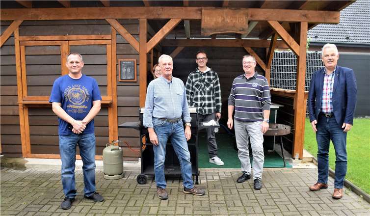 Der Vorstand des NCR Blau-Gold und Bürgermeister Stefan Raetz ließen sich auf dem Heinz Udelhoven Platz ablichten. Fotos: privat