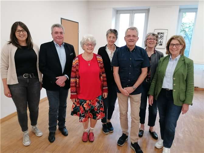 Der Vorstand des Neuwieder Hospizvereins: Jenny Jung, Egon Rademacher, Dr. Ingrid Stollhof, Susanne Isaak-Mans, Hans-Peter Knossalla, Ingrid Schweizer, Ingrid Steyer (von links). Foto: Beate Christ