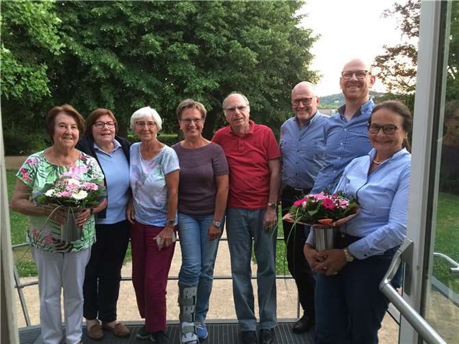 Der Vorstand des OGV Rheinbreitbach (von rechts): Kartini Klein (bisherige 1. Vorsitzende), Daniel Harprath, Norbert Buchbender (1. Vorsitzender), Josef Weich (2. Vorsitzender), Uschi Treffert, Maren Hemens-Schmitz, Gisela Führ und Elisabeth Berg, die nach langjähriger Tätigkeit aus dem Vorstand verabschiedet wurde.  Foto: privat