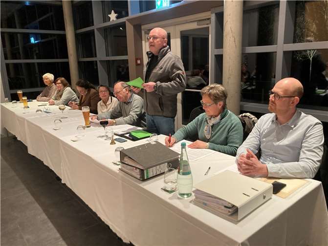 Der Vorstand des Obst- und Gartenbauvereins (OGV) um den Vorsitzenden Norbert Buchbender (stehend) stellte den Mitgliedern ein vielfältiges Jahresprogramm vor.  Foto: Heinz Schmitz