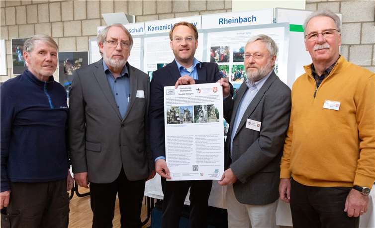 Der Vorstand des Partnerschaftsvereins „Freunde und Partner von Kamenický Senov/Steinschönau und Umgebung e.V.“ mit dem Vorsitzenden Walter Erlenbach (Zweiter von rechts) und Glasfachschule-Leiter Jochen Roebers (Mitte) eröffnete den Gestaltungswettbewerb. Foto: JOST