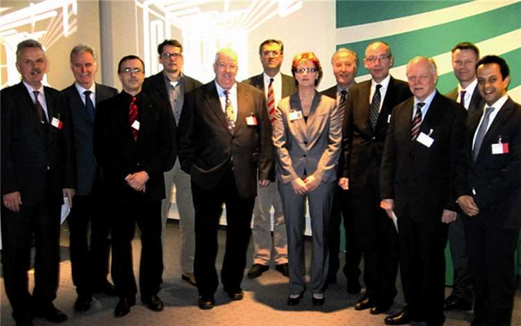 Der Vorstand des Rhein-Voreifel-Unternehmernetzwerkes mit Ursula Fuchs und Priv.-Doz. Dr. Wolfgang Koch (6. v. l.) vom Fraunhofer Institut FKIE. privat