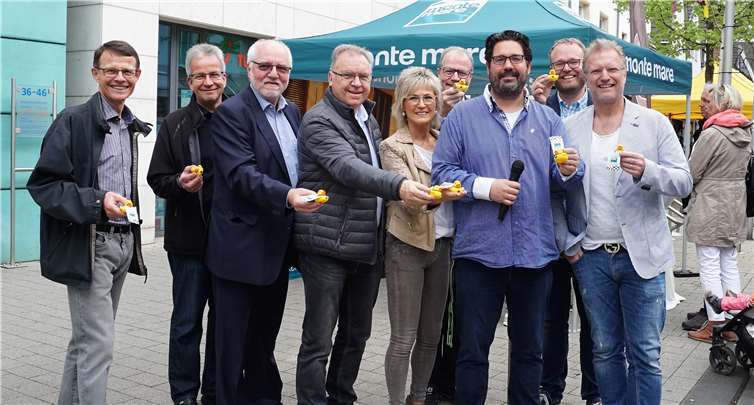 Der Vorstand des Rheinbacher Gewerbevereins und die Politiker bei der Eröffnung des verkaufsoffenen Sonntags am Monte-Mare-Stand.EICH