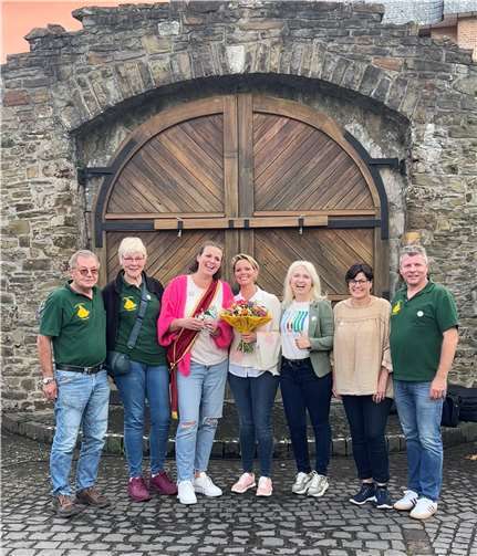 Der Vorstand des Rheinbreitbacher Bürgervereins mit dem Königinnenpaar (v.l.): Klaus und Heike Dobbelog, die Bürgerkönigin Jasmin Coppeneur, Eva Schmitz als Königin, Lenka Voussem, Birgit Piela und Jürgen Kirsch  Foto: Lenka Voussem/Bürgerverein Rheinbreitbach