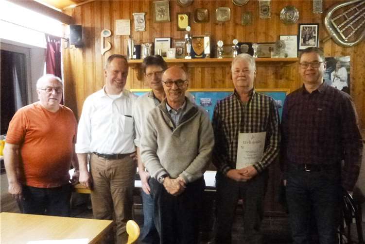 Der Vorstand des SC Kasbachtal mit Jubilar Wolfgang Stöckerprivat