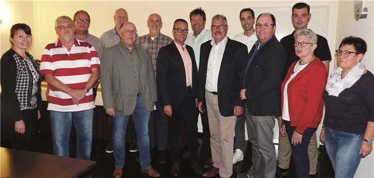 Der Vorstand des SPD-Ortsvereins ist stolz darauf, dass Hans-Peter Ammel (6. v. rechts) noch einmal als Stadtbürgermeister kandidiert. FRE